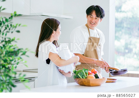 家事を手伝う男性とママ 88565027