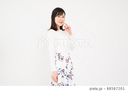 白バックにポーズを取る女性 白バックにポーズを取る女性 88567201