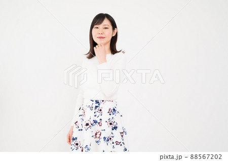 白バックにポーズを取る女性 88567202