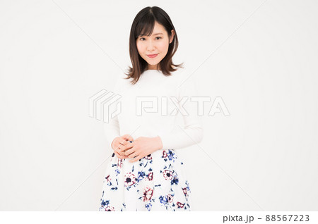 白バックにポーズを取る女性 白バックにポーズを取る女性 88567223