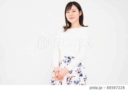 白バックにポーズを取る女性 白バックにポーズを取る女性 88567228