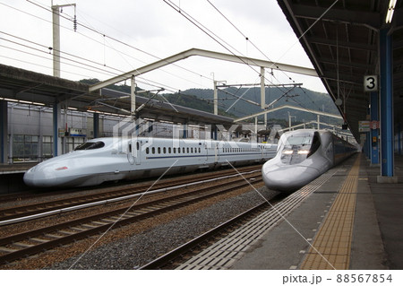 のぞみ号通過待ちの山陽新幹線700系・N700系（新岩国駅） 88567854