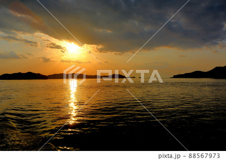 黄金色に輝く伊勢湾、静かな夕暮れ時の風景、伊勢湾フェリーより・三重県・鳥羽(4) 黄金色に輝く伊勢湾、静かな夕暮れ時の風景、伊勢湾フェリーより・三重県・鳥羽(4) 88567973