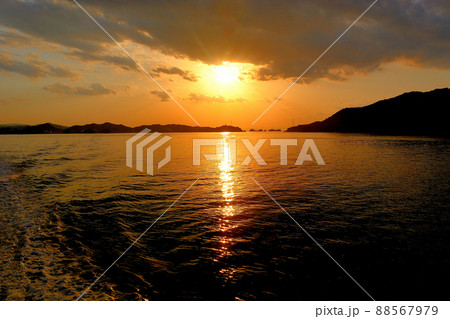 黄金色に輝く伊勢湾、静かな夕暮れ時の風景、伊勢湾フェリーより・三重県・鳥羽(7) 黄金色に輝く伊勢湾、静かな夕暮れ時の風景、伊勢湾フェリーより・三重県・鳥羽(7) 88567979