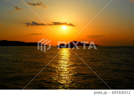 夕日で黄金色に染まった伊勢湾と、フェリーからの伸びるサンロード・鳥羽・三重県・伊良湖(2) 88568012