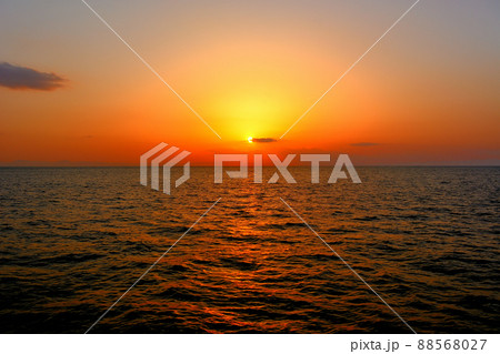 伊勢湾に沈む夕陽、伊勢湾フェリーより・鳥羽・三重県・伊良湖(1) 88568027