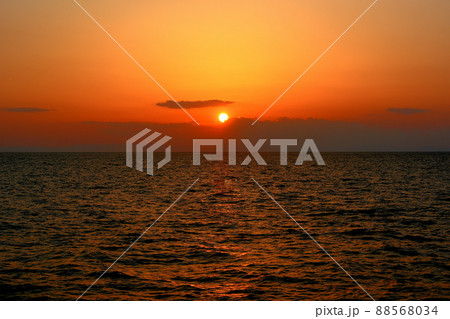 伊勢湾に沈む夕陽、伊勢湾フェリーより・鳥羽・三重県・伊良湖(4) 伊勢湾に沈む夕陽、伊勢湾フェリーより・鳥羽・三重県・伊良湖(4) 88568034