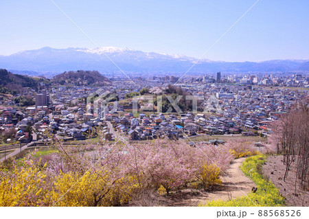 福島市 花見山 生け花の里 希望の鐘展望台から見た街並み 福島市 花見山 生け花の里 希望の鐘展望台から見た街並み 88568526