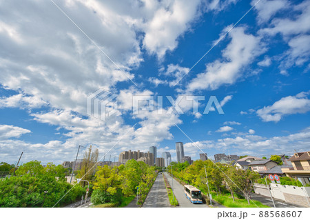 【大阪府】9月・さわやかな青空と白い雲、千里ニュータウンの街風景 88568607