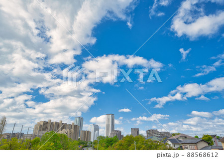 【大阪府】9月・さわやかな青空と白い雲、千里ニュータウンの街風景 88568612
