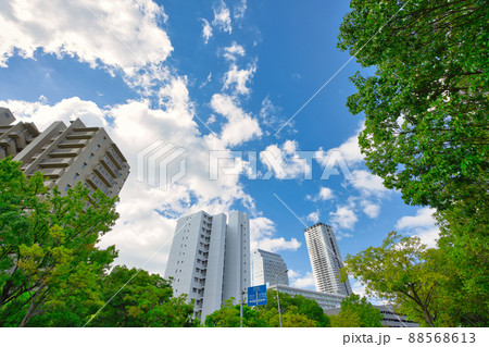 【大阪府】9月・さわやかな青空と白い雲、千里ニュータウンの街風景 88568613