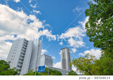 【大阪府】9月・さわやかな青空と白い雲、千里ニュータウンの街風景 88568614
