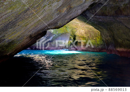 伊豆松崎・堂ヶ島・観光船から眺める天窓洞の内部・静岡県・西伊豆町(4) 伊豆松崎・堂ヶ島・観光船から眺める天窓洞の内部・静岡県・西伊豆町(4) 88569013