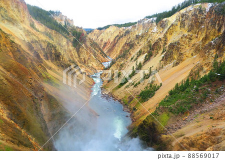 イエローストーン国立公園のアッパー滝 イエローストーン国立公園のアッパー滝 88569017