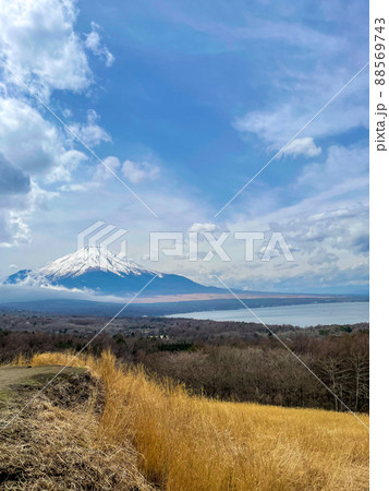 山梨県山中湖村のパノラマ台からの富士山と山中湖 山梨県山中湖村のパノラマ台からの富士山と山中湖 88569743