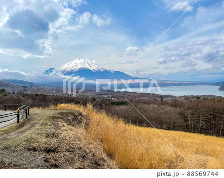 山梨県山中湖村のパノラマ台からの富士山と山中湖 山梨県山中湖村のパノラマ台からの富士山と山中湖 88569744
