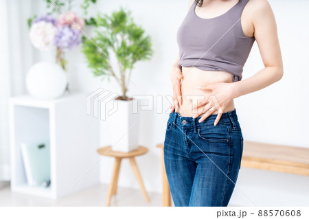 ウエストのくびれを確認する女性【パーツカット】 88570608