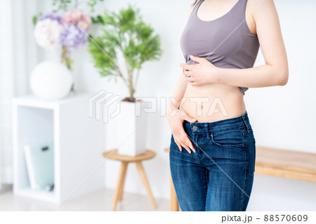 ウエストのくびれを確認する女性【パーツカット】 88570609