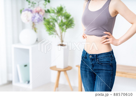 ウエストのくびれを確認する女性【パーツカット】 88570610