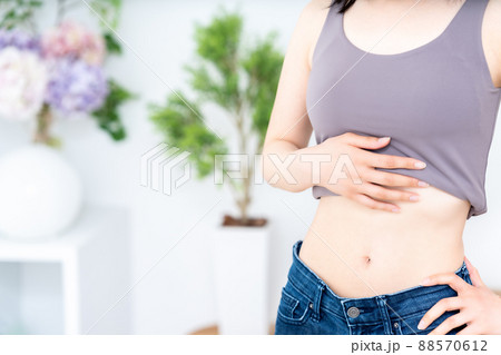 ウエストのくびれを確認する女性【パーツカット】 88570612