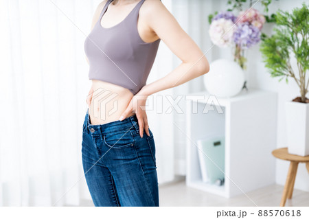 ウエストのくびれを確認する女性【パーツカット】 88570618