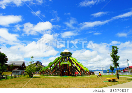 山形にある巨大遊具と青空 88570837