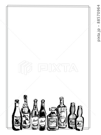 アルコールドリンクボトルの手描きイラストのあるフレーム モノクロのイラスト素材