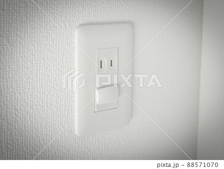 コンセントの穴にコンセントカバーを差し込む　電気火災防止対策　壁コンセント　感電防止 88571070