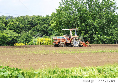畑のある風景 88571784