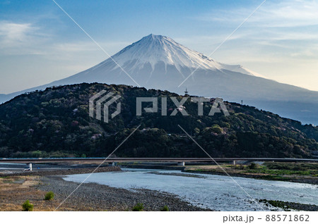 静岡県富士市富士川から見た富士山 静岡県富士市富士川から見た富士山 88571862