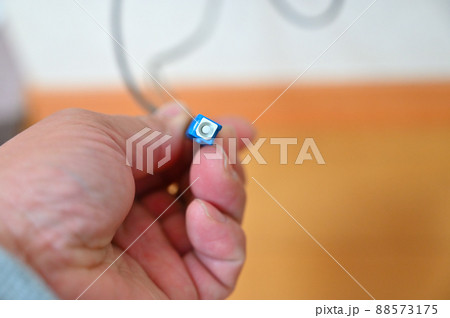 インターネット光回線（光ファイバー）　開通工事をする業者の男性 88573175