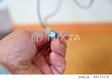 インターネット光回線（光ファイバー）　開通工事をする業者の男性 88573176