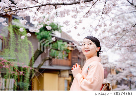 着物の女性と桜　京都 88574363