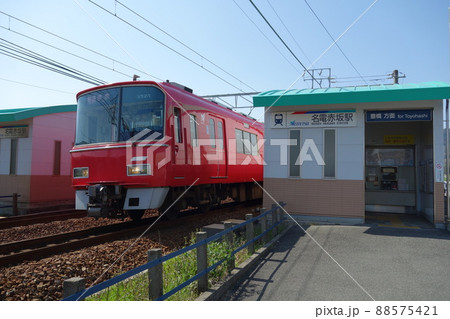 名鉄名古屋本線 名電赤坂駅発車する列車と 名鉄名古屋本線 名電赤坂駅発車する列車と 88575421