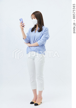 マスクをしたビジネスカジュアルの若い女性 マスクをしたビジネスカジュアルの若い女性 88575565
