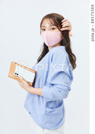 マスクをしたビジネスカジュアルの若い女性 88575569
