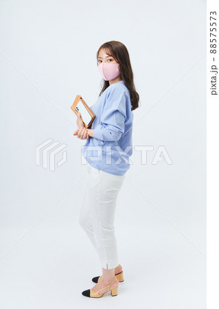 マスクをしたビジネスカジュアルの若い女性 88575573