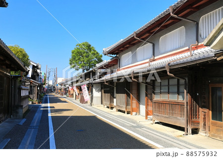 【岡山県】快晴下の津山城下町の町並み（伝統的建造物群保存地区） 88575932