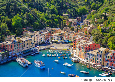 イタリア、リヴィエラ海岸にある美しい町、ポルトフィーノの町並み 88576193