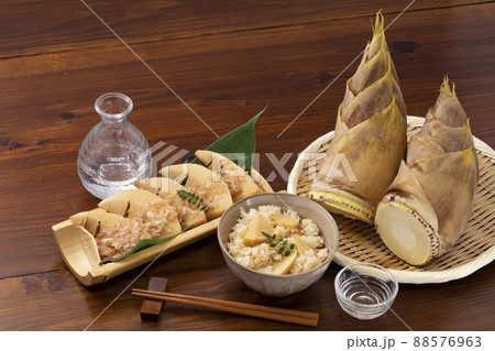 たけのこと土佐煮とたけのこご飯と日本酒 たけのこと土佐煮とたけのこご飯と日本酒 88576963