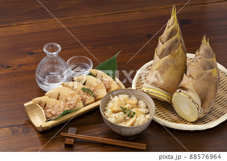 たけのこと土佐煮とたけのこご飯と日本酒 88576964