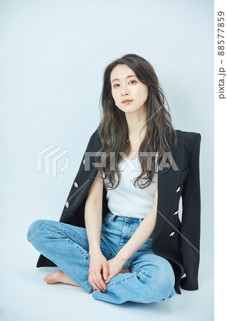 ファッション 肩かけジャケットの若い女性 ファッション 肩かけジャケットの若い女性 88577859