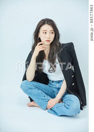 ファッション 肩かけジャケットの若い女性 ファッション 肩かけジャケットの若い女性 88577863