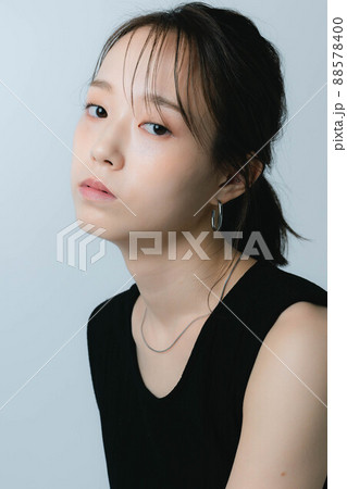 アクセサリーを身に着けた女性のポートレイト 88578400