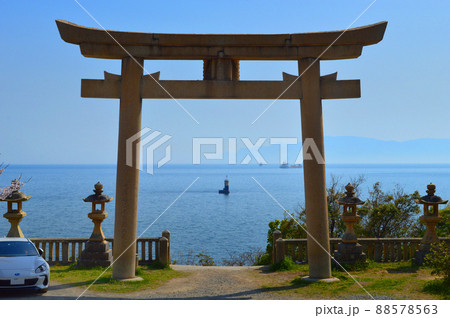 4月に赤穂市 伊和都比売神社の鳥居越しに海を望む 88578563