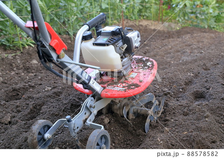 畑を耕す耕運機 88578582