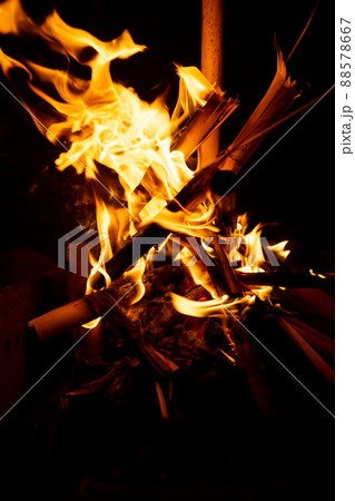Beautiful formation of fire created by burning some dry reeds forming spectacular and bright flames in the dark of the night. Concept of beauty and destruction Beautiful formation of fire created by burning some dry reeds forming spectacular and bright flames in the dark of the night. Concept of beauty and destruction 88578667