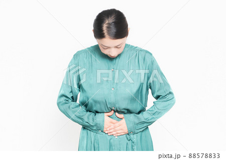 お腹に手を当てる主婦 お腹に手を当てる主婦 88578833