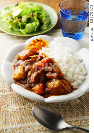 カレーライス(チキンカレー)とグリーンサラダ カレーライス(チキンカレー)とグリーンサラダ 88579672