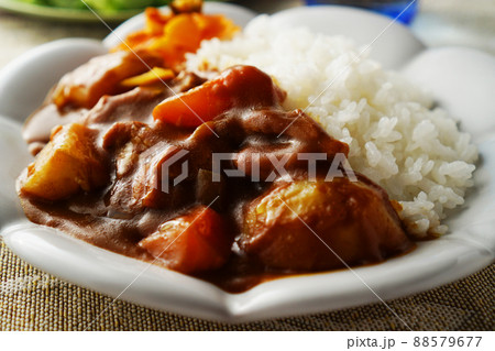 カレーライス(チキンカレー)とグリーンサラダ カレーライス(チキンカレー)とグリーンサラダ 88579677